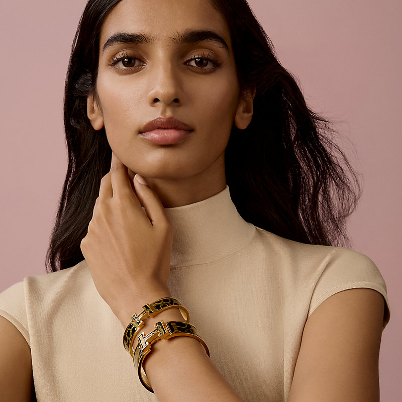 HERMES ブラック イエローバングル HERMÉS ブラック・ゴールド バングル - メルカリ